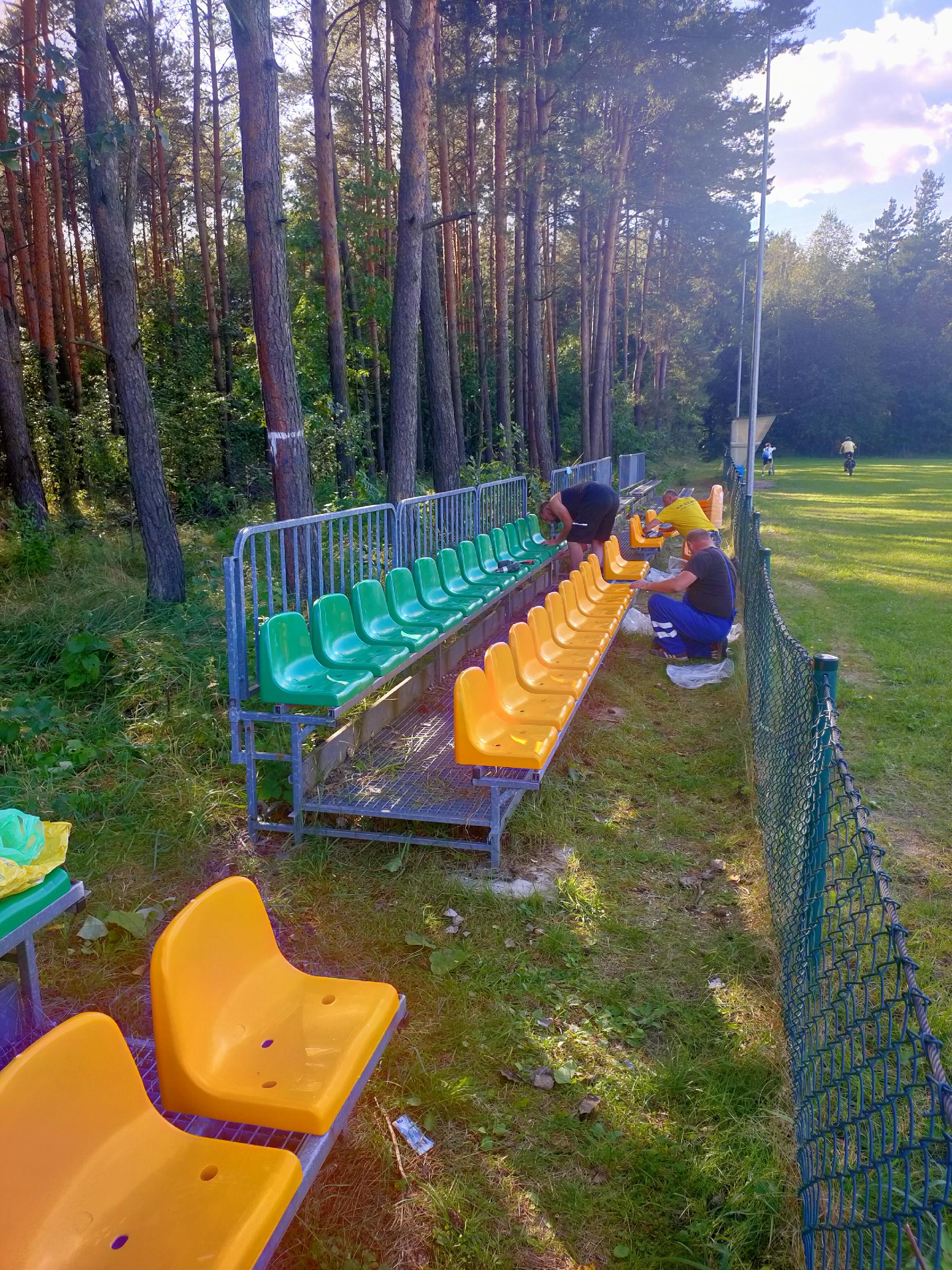 Montaż nowych krzesełek na boisku w Chechle. Fot. ULKS Centuria Chechło