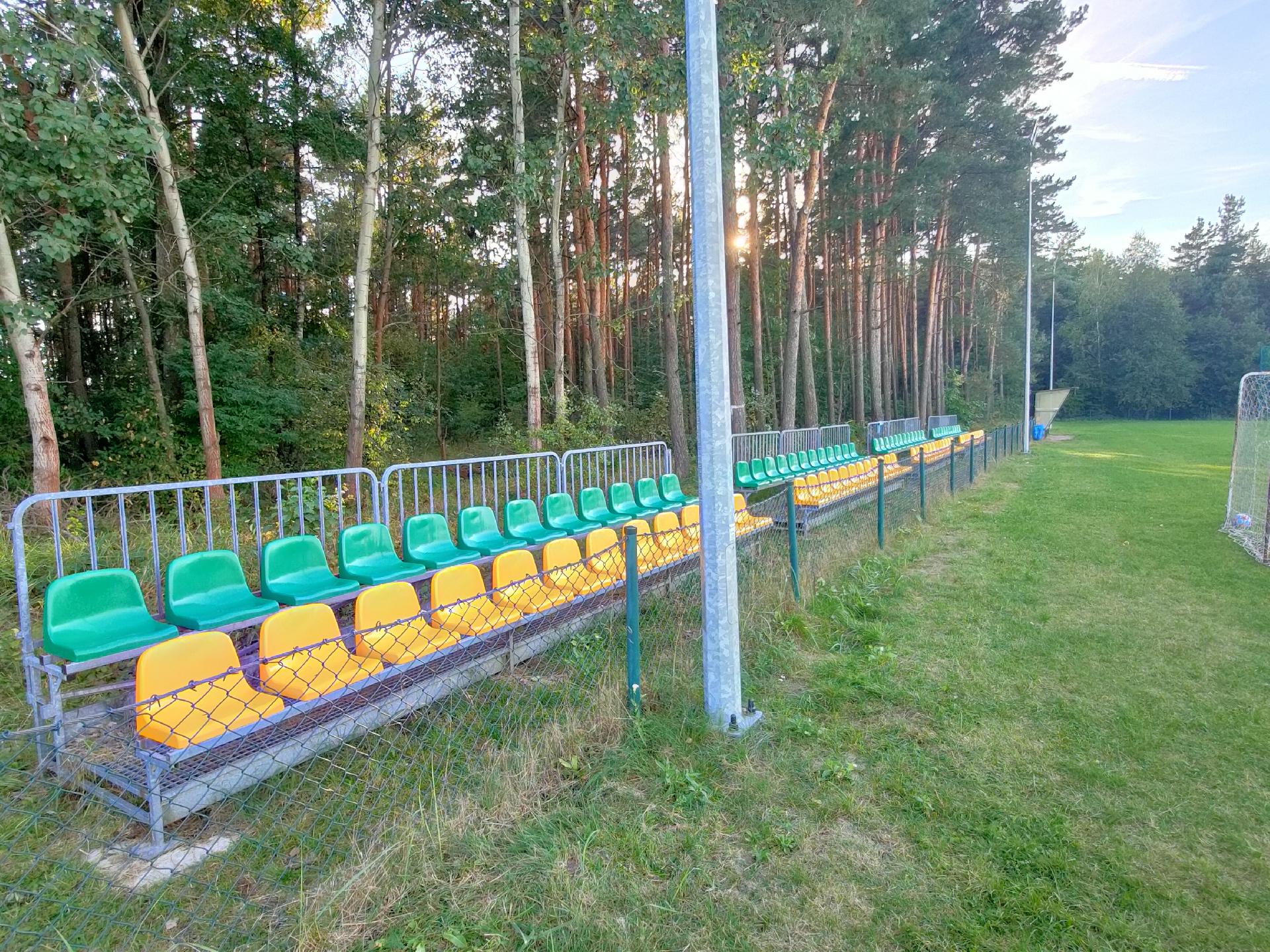 Zmodernizowane trybuny dla kibiców na boisku sportowym w Chechle. Fot. ULKS Centuria Chechło