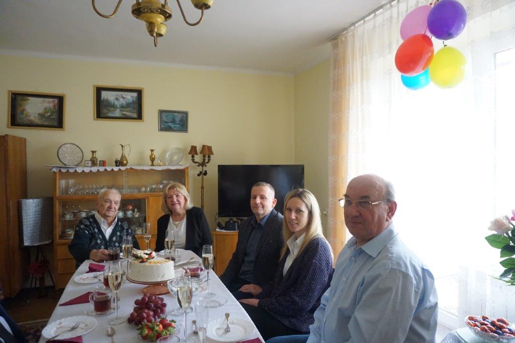 Setne urodziny mieszkańca Jaroszowca. Na zdjęciu Józef Chałdus z rodziną